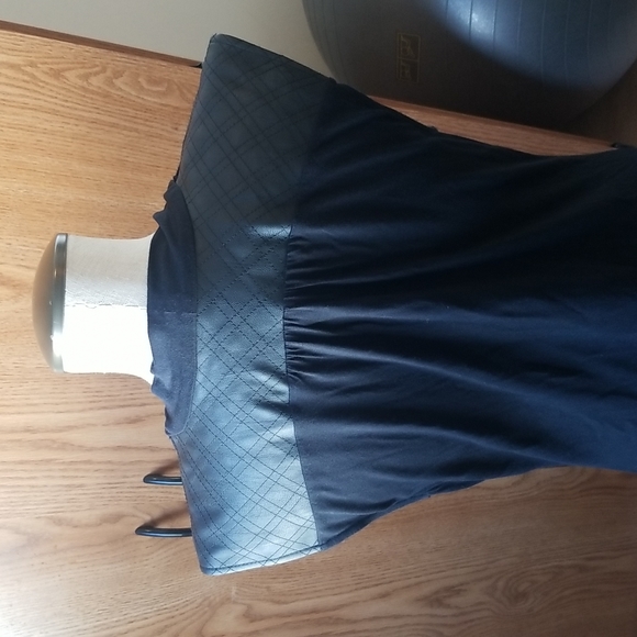 Express Deep Drape Black Tunic - Picture 4 of 6